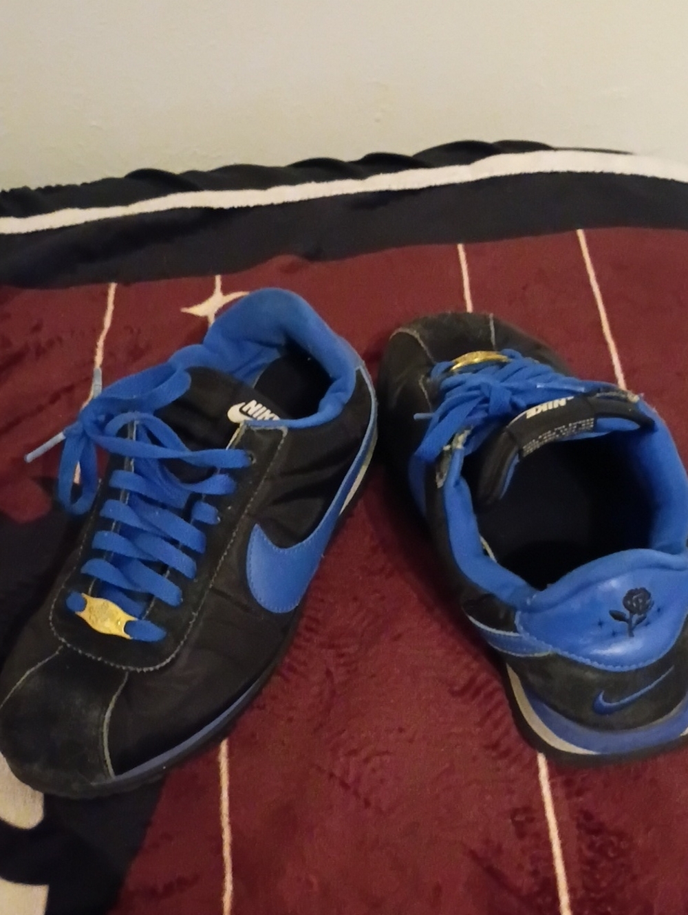 Nike Black and Blue Low-Top Sneakers with Blue Swoosh